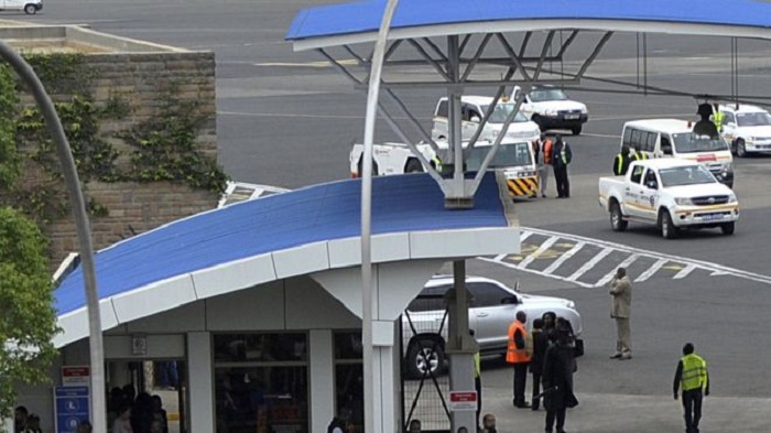 Nairobi airport closed temporarily after plane makes emergency landing